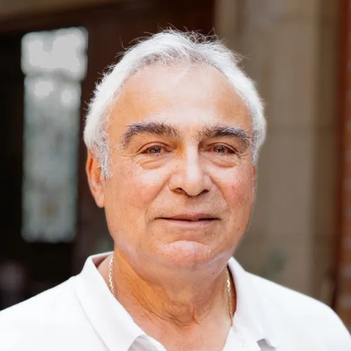 Essy Anavim